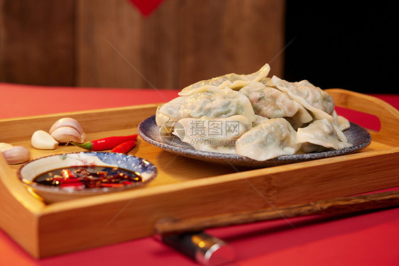 红色背景下的新年饺子水饺图片