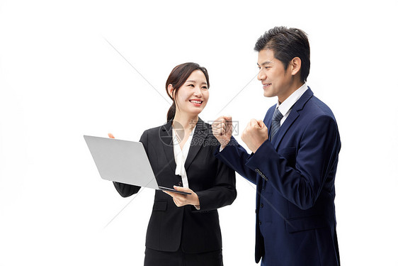 商务男女手拿笔记本电脑讨论工作图片