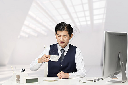 坐着手拿咖啡的商务男性图片