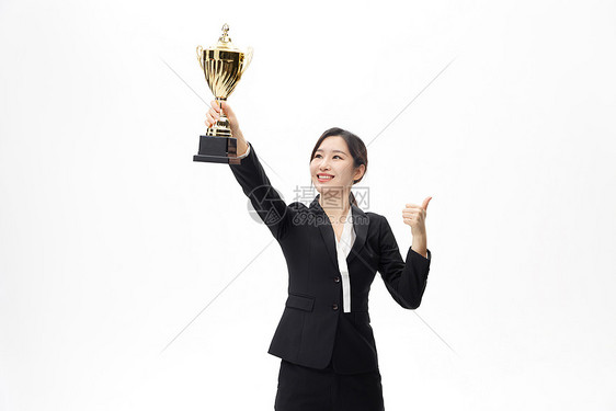 手拿奖杯的商务女性图片