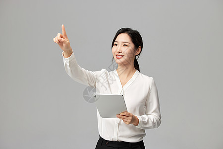 手拿平板自信的演讲商务女性背景图片