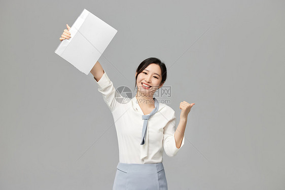 手拿文件自信的商务女性图片