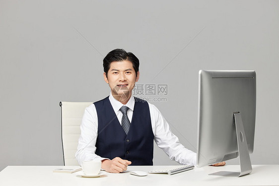 办公桌前的商务男士形象图片