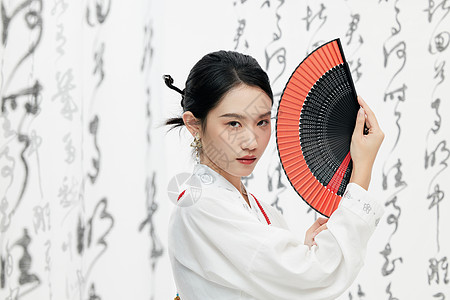 Q版古风美女拿着扇子的新中式汉服美女背景