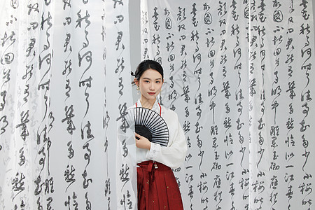 书法屏风背景下的中国风美女图片