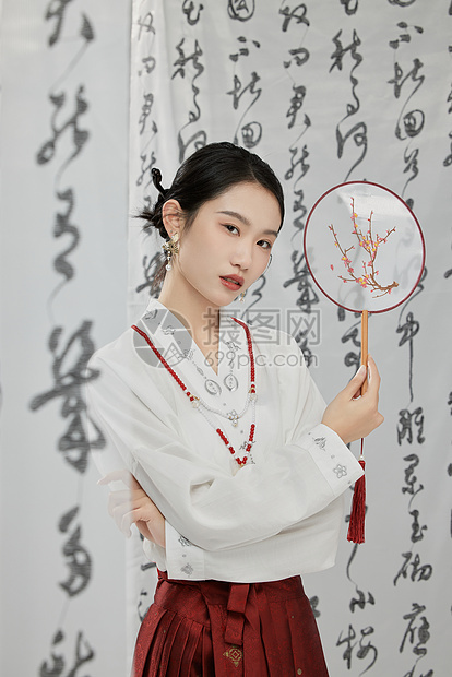 拿着扇子的古典美女图片