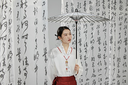 中国风古装美女撑纸伞图片