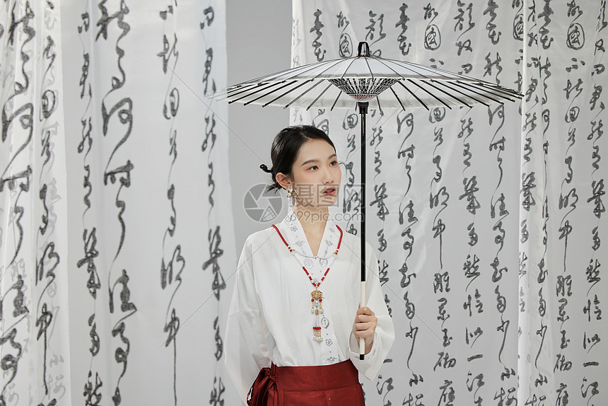 中国风古装美女撑纸伞图片