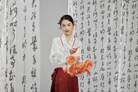 手托生肖龙灯笼中国风美女图片