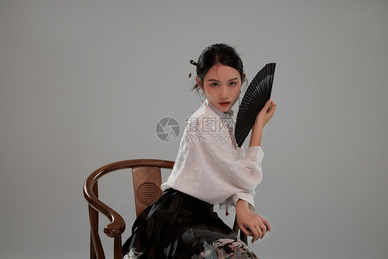 坐在椅子上的新中式美女图片