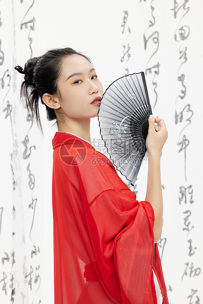 手拿折扇的中国风古装美女图片