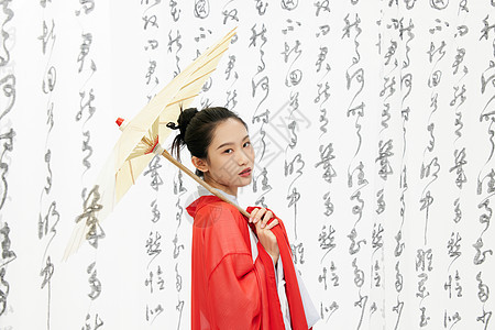 中国风古装美女手持油纸伞图片