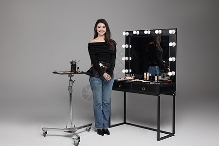 时尚美女站在化妆台前图片