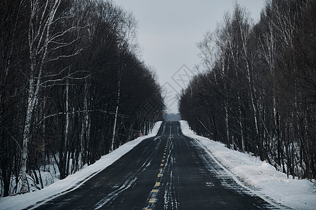 冬季车辆行驶在公路上高清图片