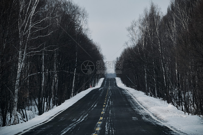 冬季车辆行驶在公路上图片
