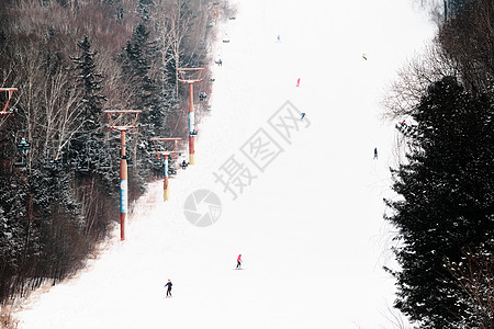 滑雪场上的滑雪爱好者图片