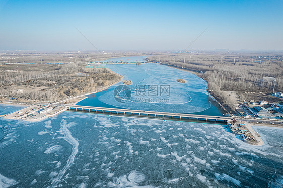 航拍冰天雪地下的新疆禾木图片