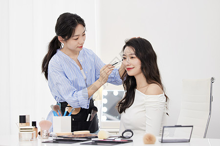 化妆的美女专业化妆师分享眼妆上妆技巧背景