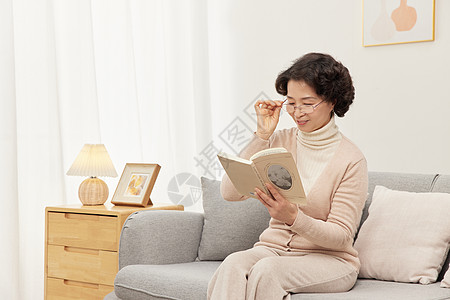 中年女性居家看书图片