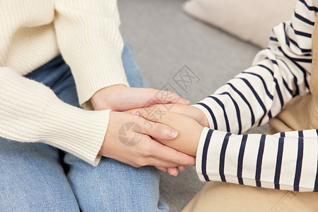 中年母女母女手牵手特写背景