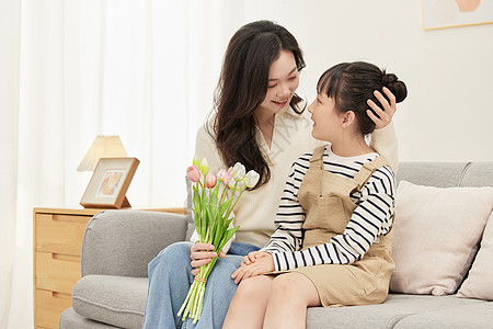 母亲节定制花束收到女儿鲜花的幸福母亲背景