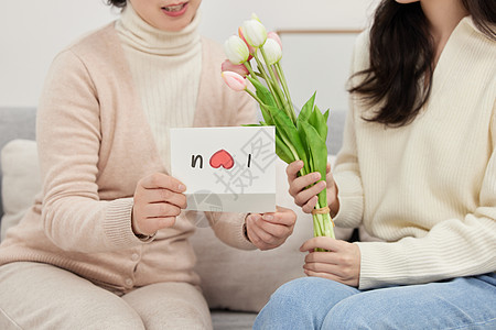 母亲与女儿手绘送卡片和鲜花给母亲局部特写背景