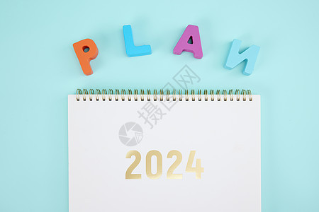 桌子上的2024年日历和PLAN计划图片