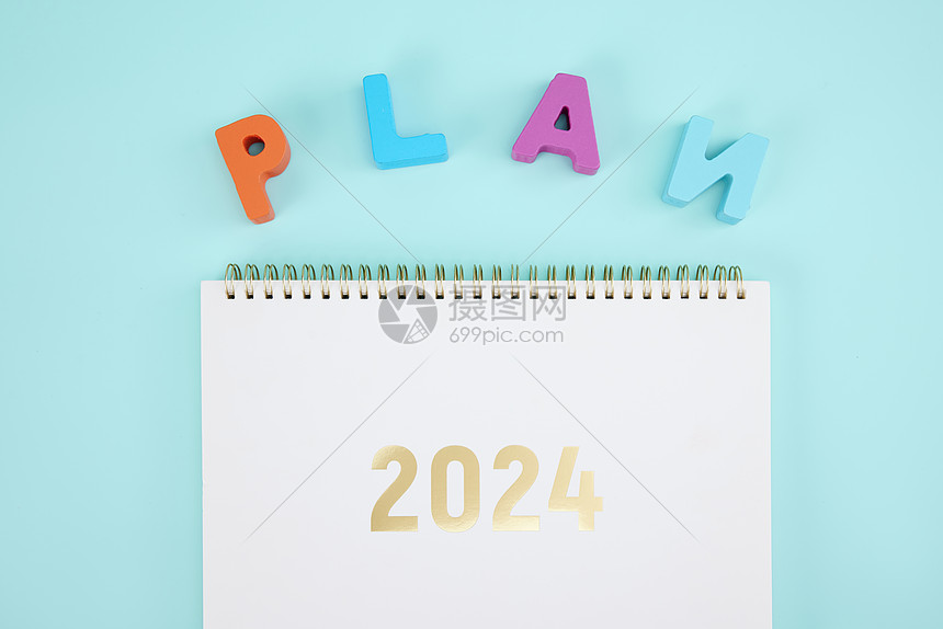 桌子上的2024年日历和PLAN计划图片
