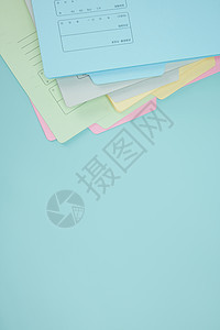 办公桌上的彩色分类文件夹背景图片