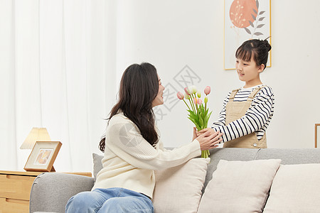 女性收到礼物母亲收到女儿鲜花的形象背景