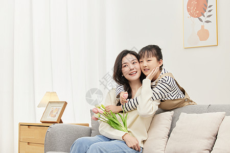 拥抱的母女母女二人在沙发上的亲密形象背景