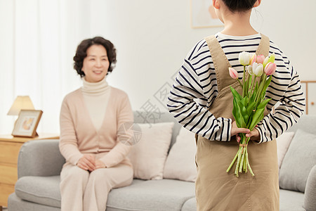 送长辈礼物小女孩准备送鲜花给奶奶背景