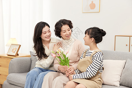 女人礼物祖孙三代小女孩送礼物给奶奶背景