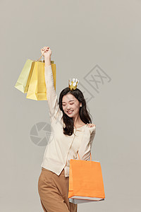 年轻女孩欢乐购物背景图片