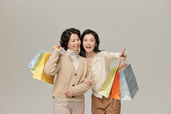 母女开心逛街购物半身照图片