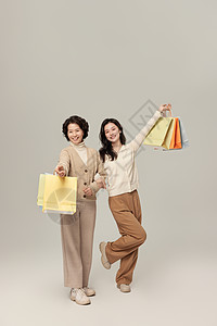 母女拎购物袋逛街高清图片
