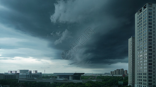 暴风雨下城市乌云密布的天气背景