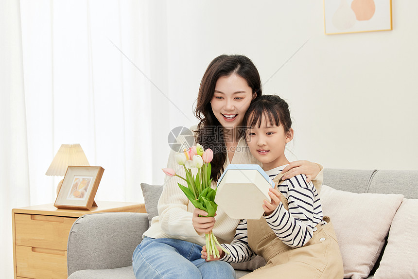 女儿送妈妈礼物图片