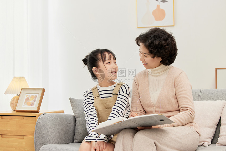 孙女跟奶奶一起看相册图片