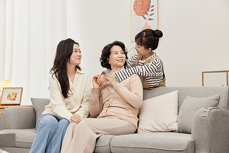 母女三人祖孙三人在沙发上温馨互动背景