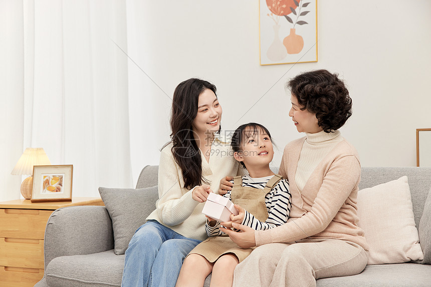 孙女赠送给奶奶礼物图片