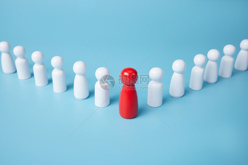 红色精英总裁站在一群白色普通员工中间图片