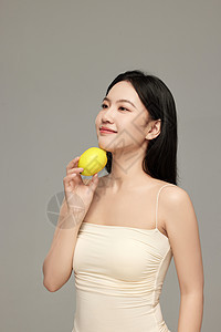 气质模特手上拿着新鲜柠檬摆拍图片