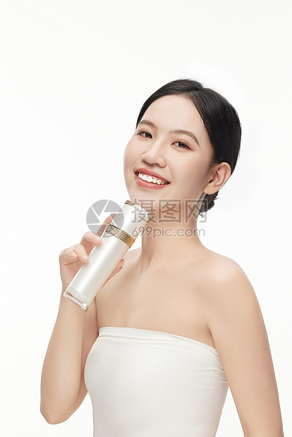 微笑向镜头展示水乳的产品推广模特图片