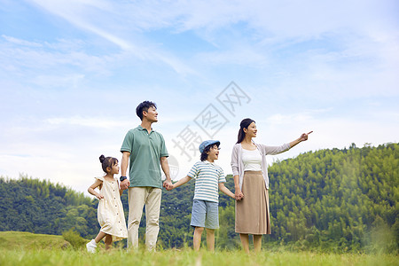 加氢站一家四口站在草地上散步背景