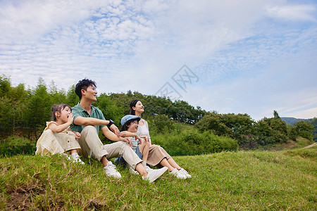 亲子海报陪伴孩子玩耍的夫妻背景