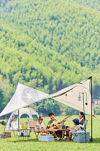 家庭亲子活动一家人在草地上户外露营背景