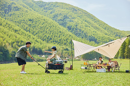 一家人在户外露营背景图片