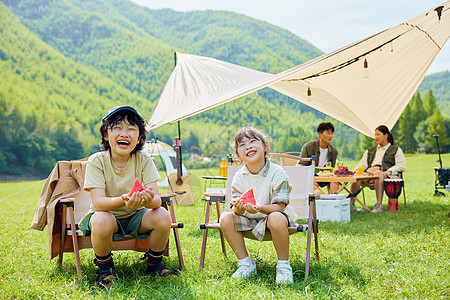 孩子户外露营哥哥和妹妹在哈哈大笑背景