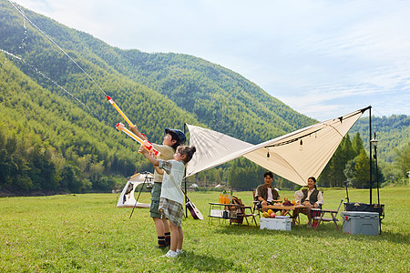 公园家庭户外露营两个孩子在玩泡泡机背景